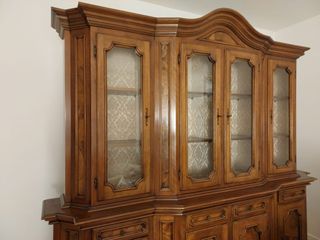 Mobile in legno intarsiato con ante in vetro