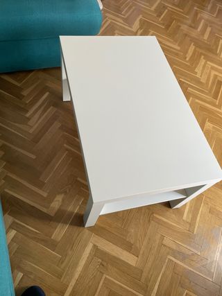 Mesa de salón blanca montada