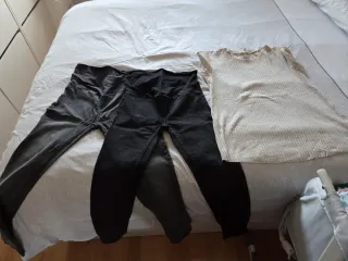 Ropa de maternidad: jeans y camiseta.