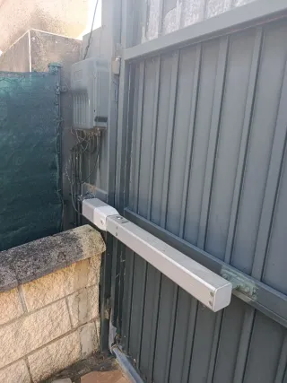 Motor y brazos para puerta abatible