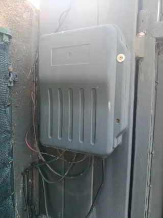 Motor y brazos para puerta abatible