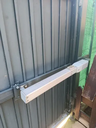 Motor y brazos para puerta abatible