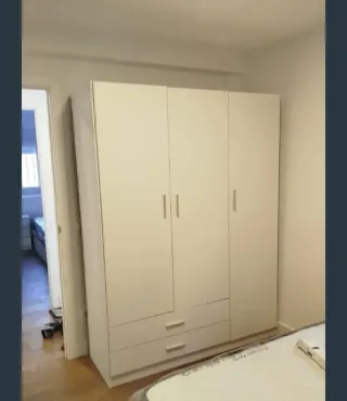 Armadio bianco a 3 ante e 2 cassetti
