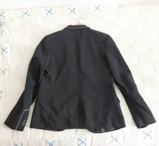 Americana negra con ribete blanco