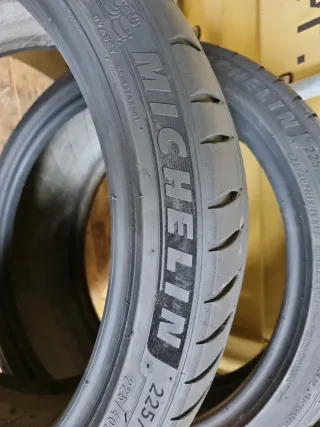 Vendo 2 Neumáticos Deportivos en perfecto estado