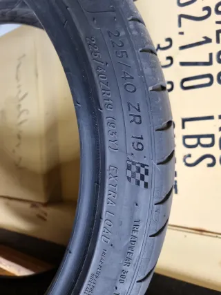 Vendo 2 Neumáticos Deportivos en perfecto estado