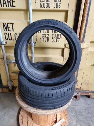 Vendo 2 Neumáticos Deportivos en perfecto estado