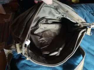 Bolso bandolera color caqui.