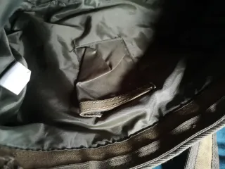 Bolso bandolera color caqui.