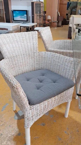 Juego de mesa y sillas de rattan