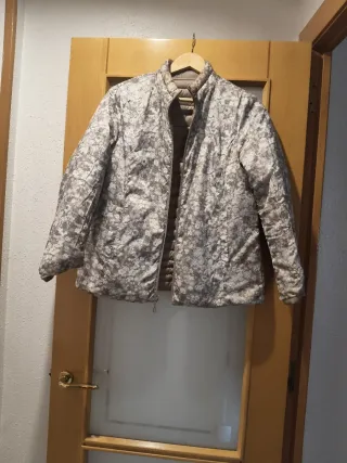 Parka acolchada beige talla M reversible.