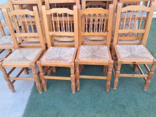 Sillas de madera con asiento de tela