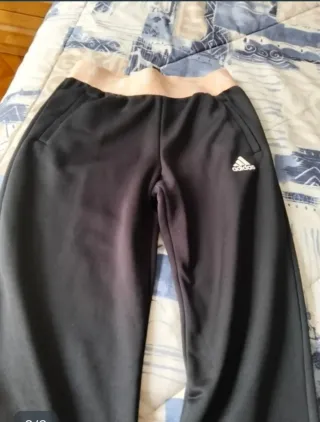 Pantalón chándal Adidas negro y salmón