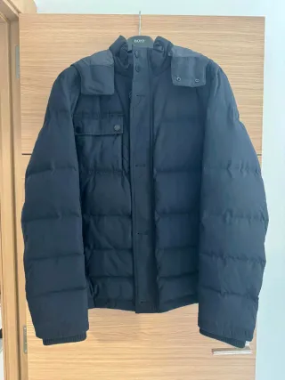 Abrigo Hugo Boss Azul Marino con su funda.