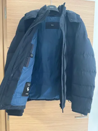 Abrigo Hugo Boss Azul Marino con su funda.