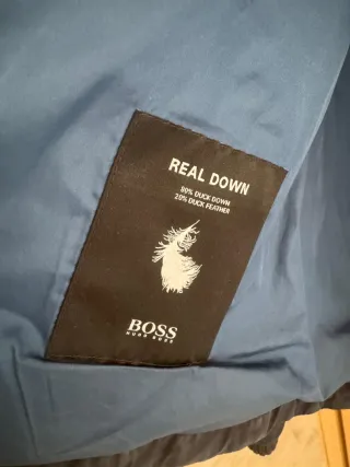 Abrigo Hugo Boss Azul Marino con su funda.