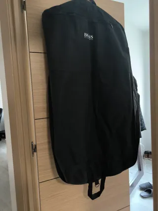 Abrigo Hugo Boss Azul Marino con su funda.