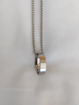 Cadena con anillo acero.