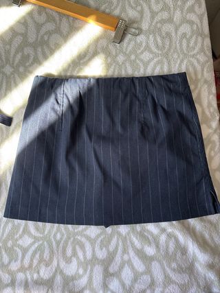 Falda pantalon azul marino con rayas blancas.