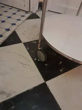 Mesa auxiliar redonda cristal y metal