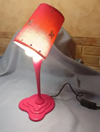 Lámpara de mesa rosa