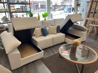 SOFÁ BEIGE DE TELA CON ASIENTOS EXTRAIBLES Y ARCON