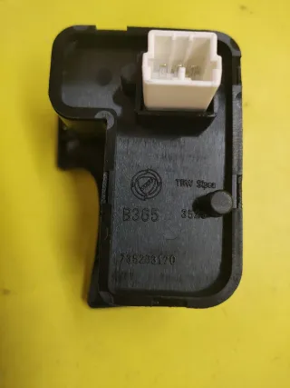 BOTONERA ELEVALUNAS DELANTERA DERECHA ALFA 147