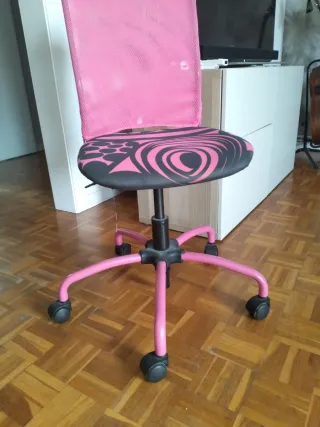 Silla de escritorio Ikea rosa y negra