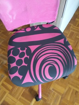 Silla de escritorio Ikea rosa y negra