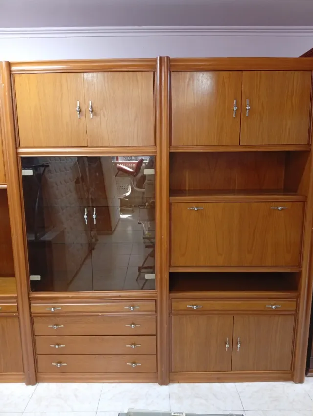 Vitrina de madera y cristal