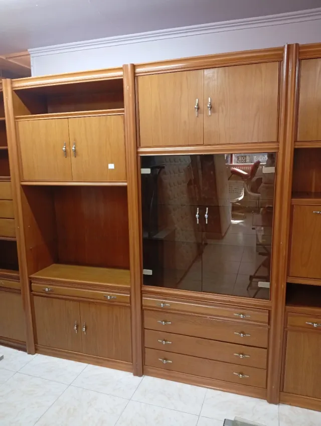 Vitrina de madera y cristal