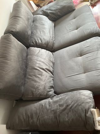Sofá gris de tela tipo terciopelo