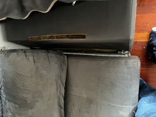 Sofá gris de tela tipo terciopelo