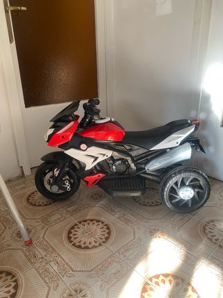 -Moto a batería para niño   -En buen estado