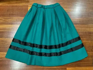 Falda regional verde con 2 tiras negras