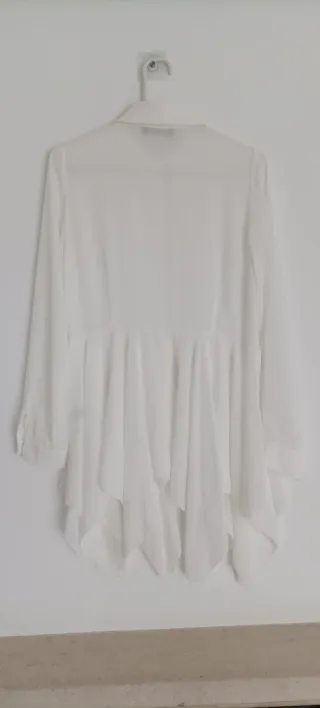 Blusa branca com colarinho e estilo comprida