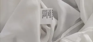 Blusa branca com colarinho e estilo comprida