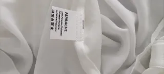 Blusa branca com colarinho e estilo comprida