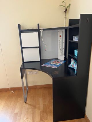 Escritorio de esquina negro y plateado