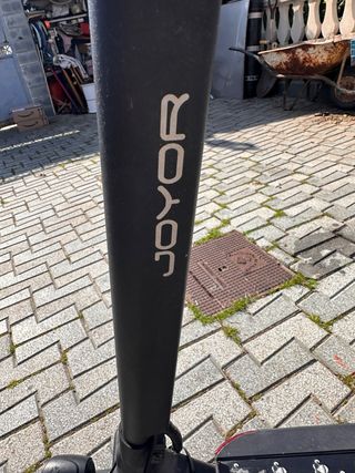 Patinete eléctrico con sillin marca Joyor