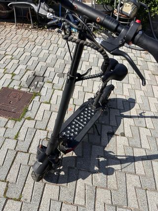 Patinete eléctrico con sillin marca Joyor