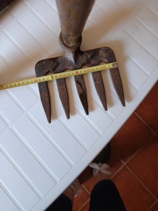 Herramientas de campo: azada, rastrillos