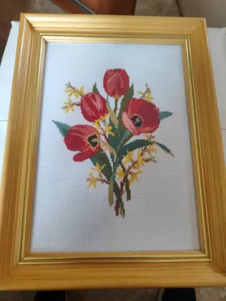 Cuadro bordado de tulipanes