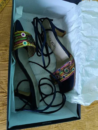 Sandalias azules con pedrería. De cordones