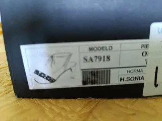 Sandalias azules con pedrería. De cordones