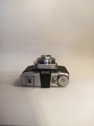 Cámara Agfa Isoly Mat con funda funcionando