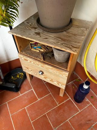 Mesa de noche de madera con cajón