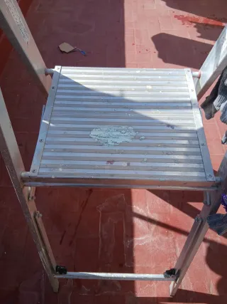 Escalera plegable de aluminio