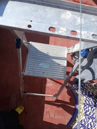 Escalera plegable de aluminio