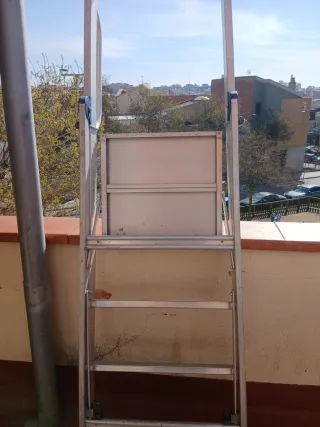 Escalera plegable de aluminio